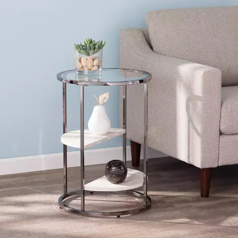 Table d'appoint contemporaine ronde avec étagères en faux travertin et plateau en verre trempé, noir, 17"