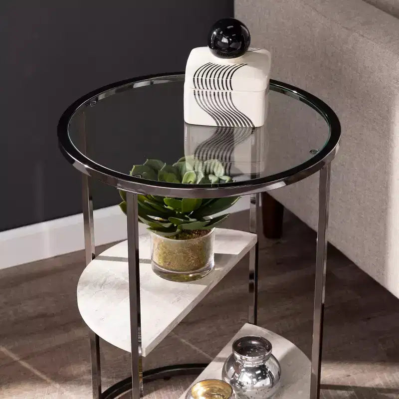 Table d'appoint contemporaine ronde avec étagères en faux travertin et plateau en verre trempé, noir, 17"
