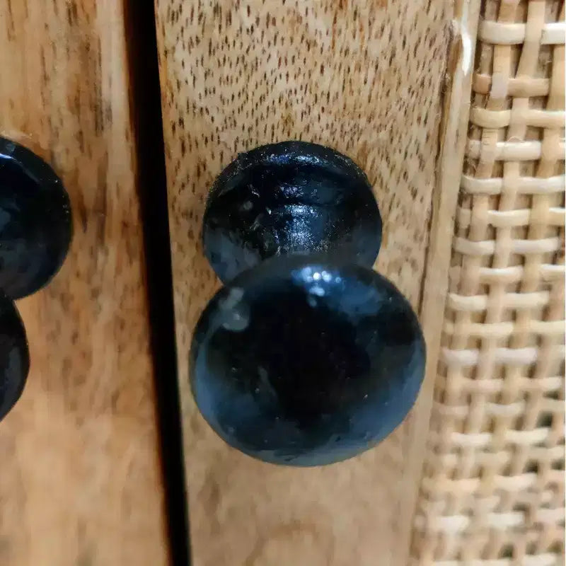 Meuble d'appoint bohème fait main avec portes en rotin maillé et cadre en bois de manguier, 89 cm