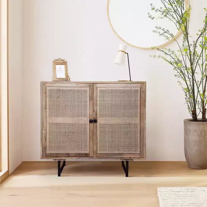 Meuble d'appoint bohème fait main avec portes en rotin maillé et cadre en bois de manguier, 89 cm