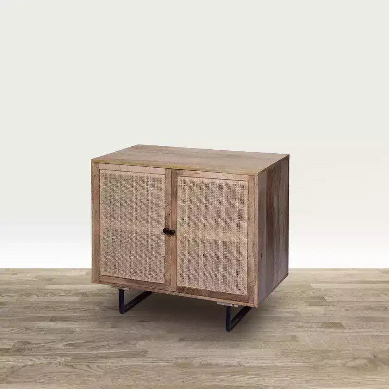 Meuble d'appoint bohème fait main avec portes en rotin maillé et cadre en bois de manguier, 89 cm