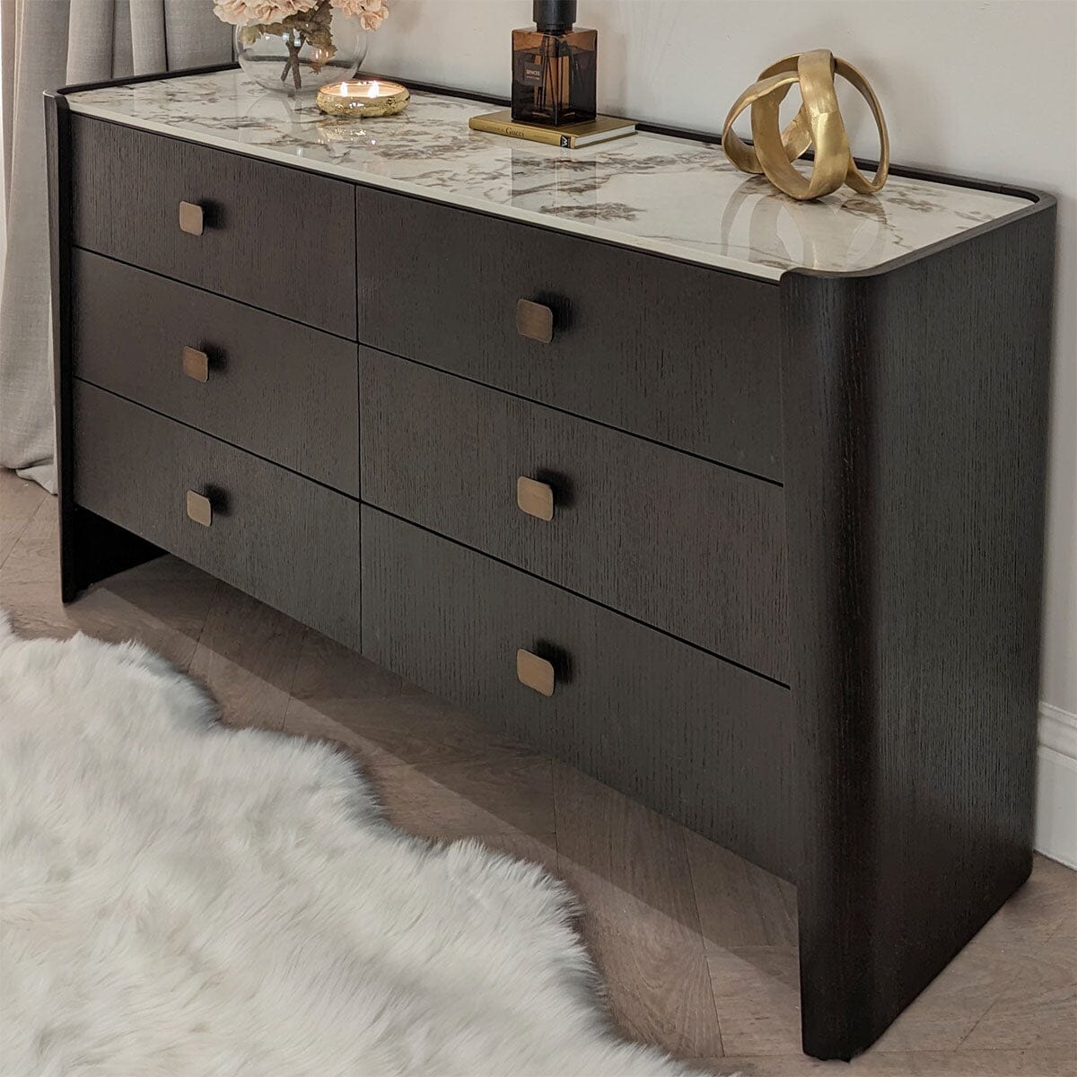 Commode à 6 tiroirs en bois brun foncé avec plateau en pierre frittée