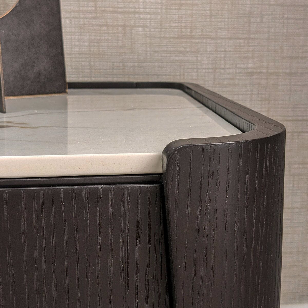 Commode à 6 tiroirs en bois brun foncé avec plateau en pierre frittée