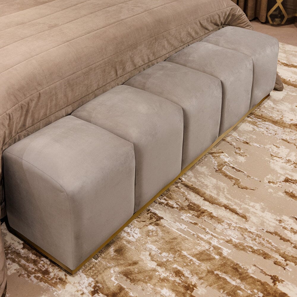 Banc rembourré en velours gris tourterelle avec accents dorés