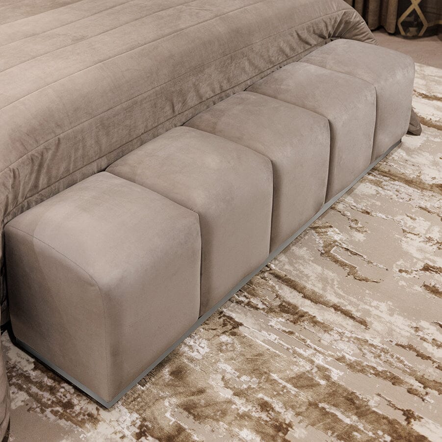 Banc tapissé de velours gris tourterelle avec accents argentés