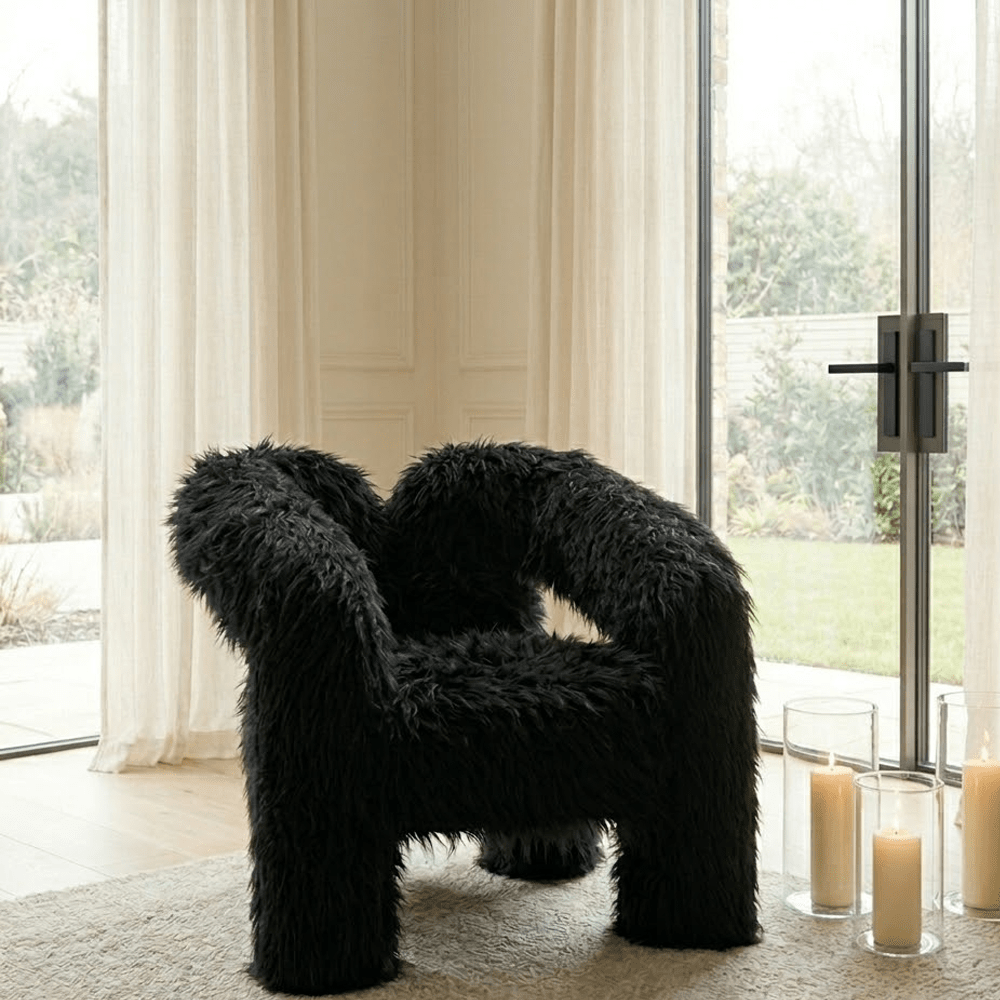 Fauteuil d'appoint incurvé en fausse fourrure noire