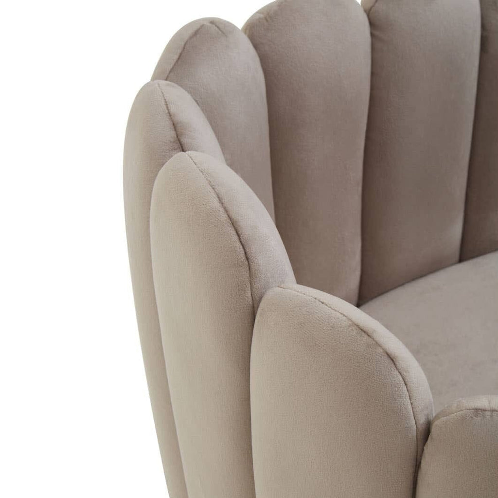 Chaise de salle à manger festonnée en velours beige avec pieds coniques dorés