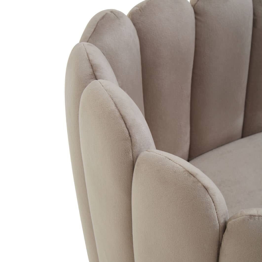 Chaise de salle à manger festonnée en velours beige avec pieds coniques dorés