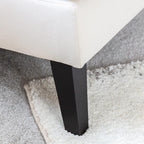 Fauteuil d'appoint en velours crème avec passepoil noir et pieds en bois foncé