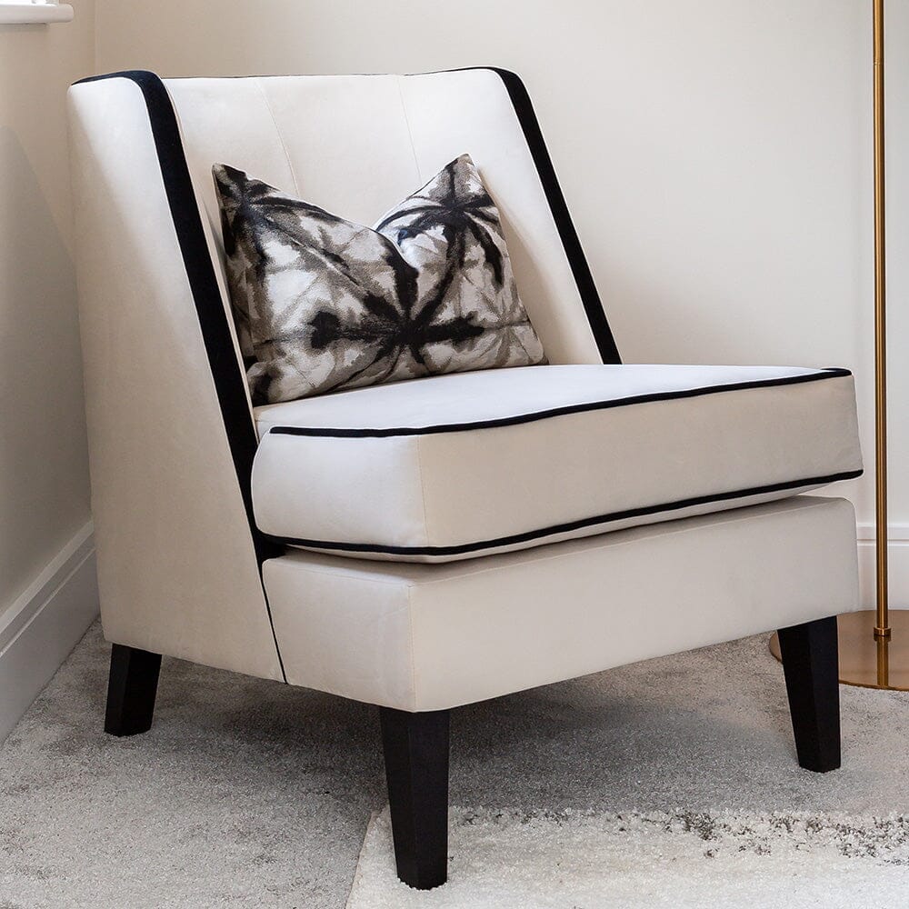 Fauteuil d'appoint en velours crème avec passepoil noir et pieds en bois foncé