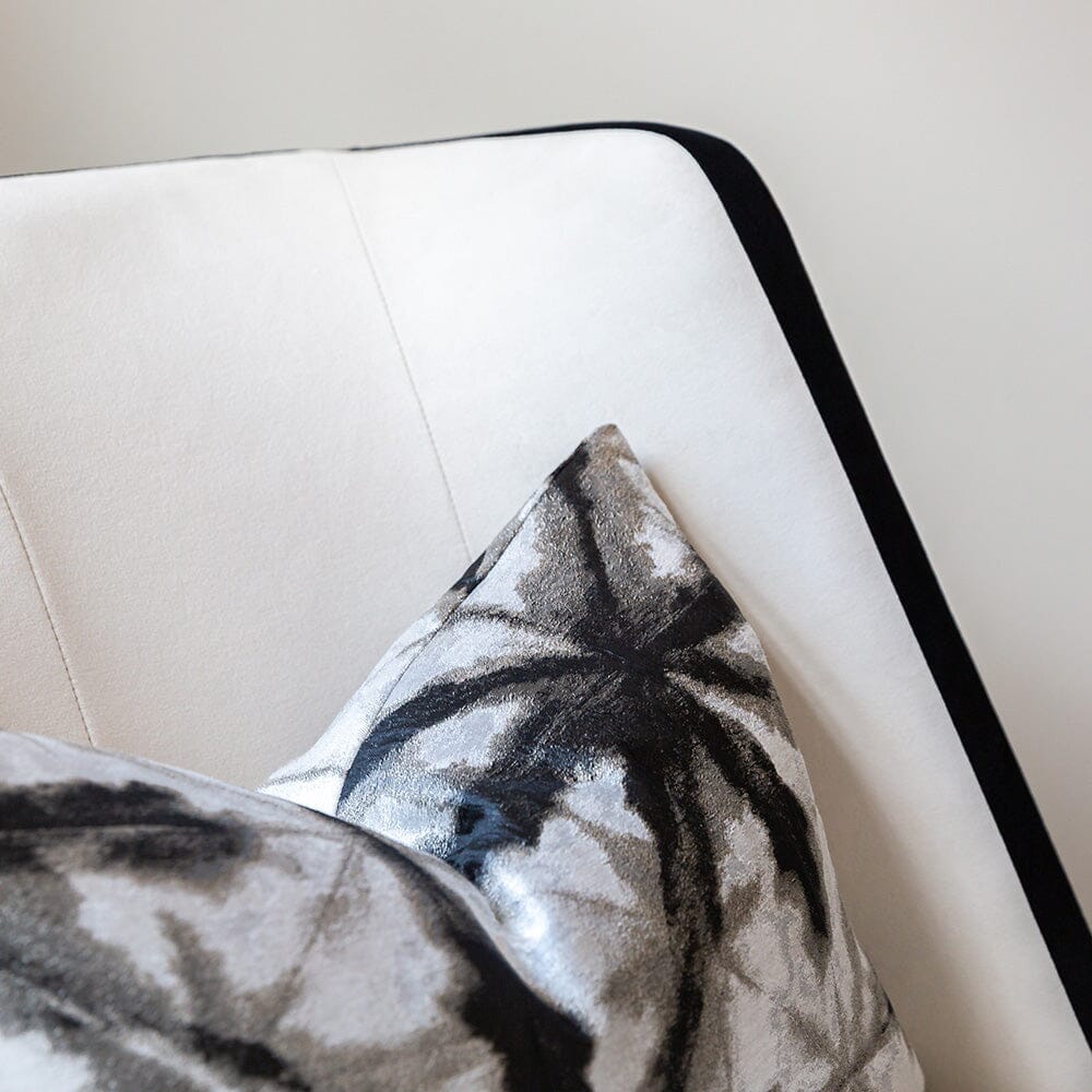 Fauteuil d'appoint en velours crème avec passepoil noir et pieds en bois foncé