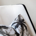 Fauteuil d'appoint en velours crème avec passepoil noir et pieds en bois foncé