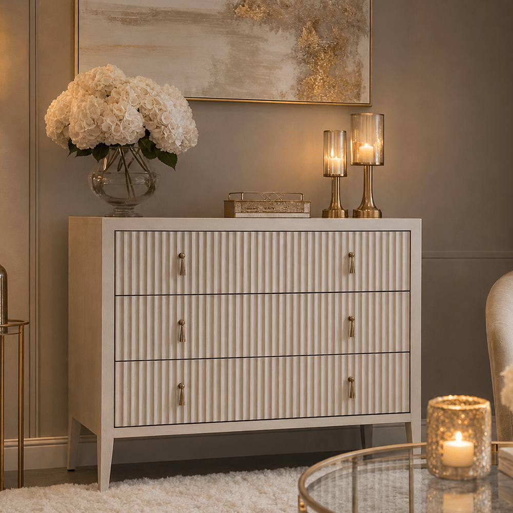 Commode 3 tiroirs en bois nervuré blanchi avec poignées en laiton