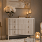 Commode 3 tiroirs en bois nervuré blanchi avec poignées en laiton