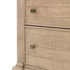 Commode en bois naturel à 7 tiroirs avec poignées en laiton
