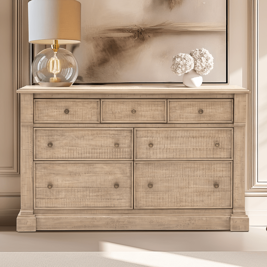 Commode en bois naturel à 7 tiroirs avec poignées en laiton