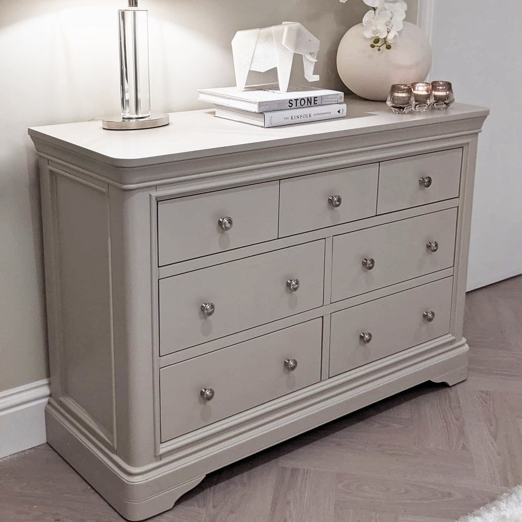 Commode en bois peint coloris taupe à 7 tiroirs et poignées argentées