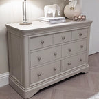 Commode en bois peint coloris taupe à 7 tiroirs et poignées argentées