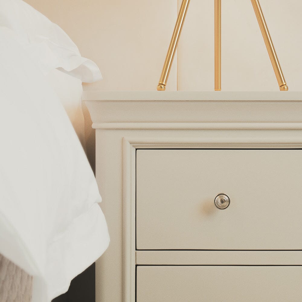 Commode en bois peint coloris taupe à 7 tiroirs et poignées argentées