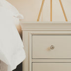 Commode en bois peint coloris taupe à 7 tiroirs et poignées argentées