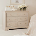 Commode en bois peint coloris taupe à 7 tiroirs et poignées argentées