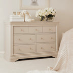 Commode en bois peint coloris taupe à 7 tiroirs et poignées argentées