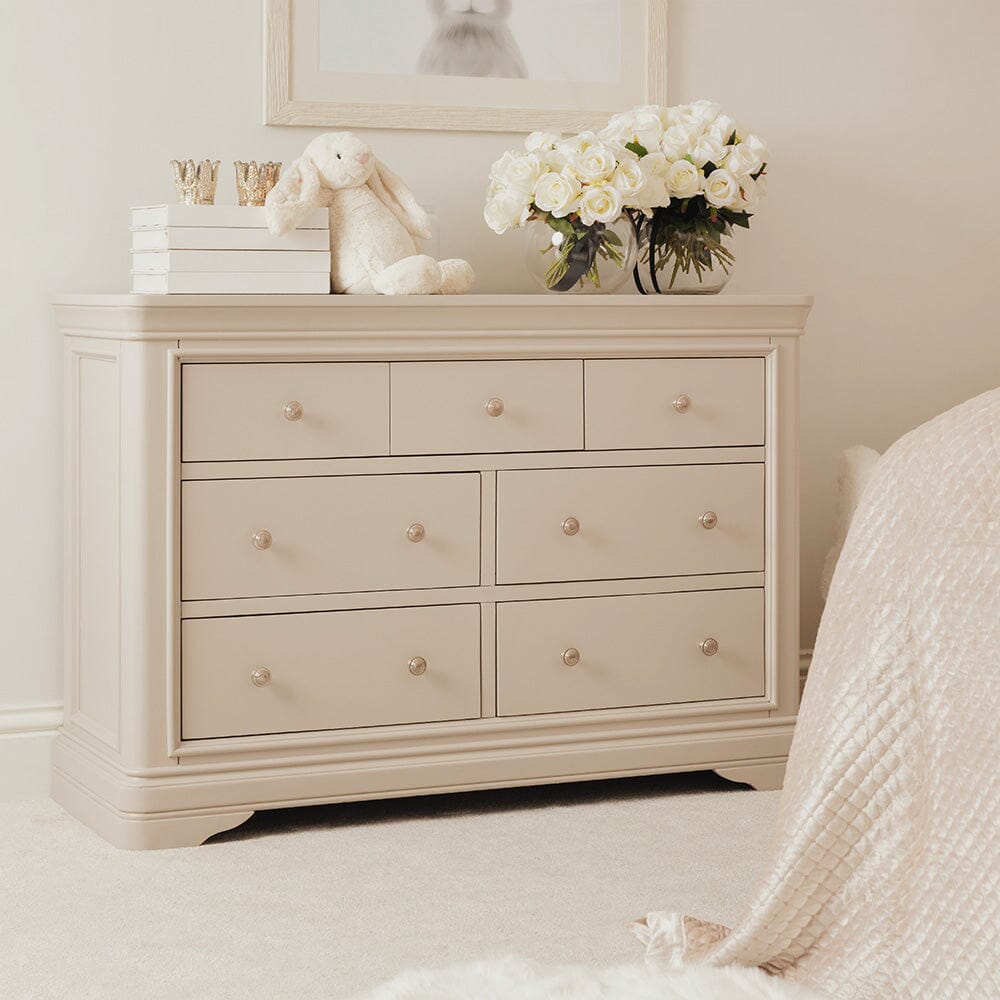 Commode en bois peint coloris taupe à 7 tiroirs et poignées argentées