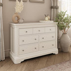 Commode à 7 tiroirs en bois blanc avec poignées argentées