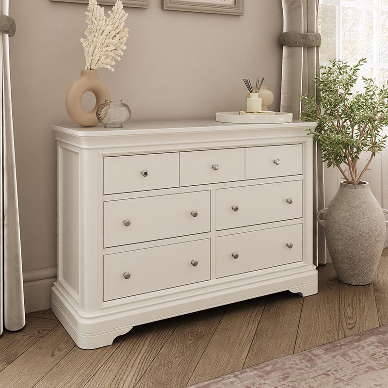 Commode à 7 tiroirs en bois blanc avec poignées argentées