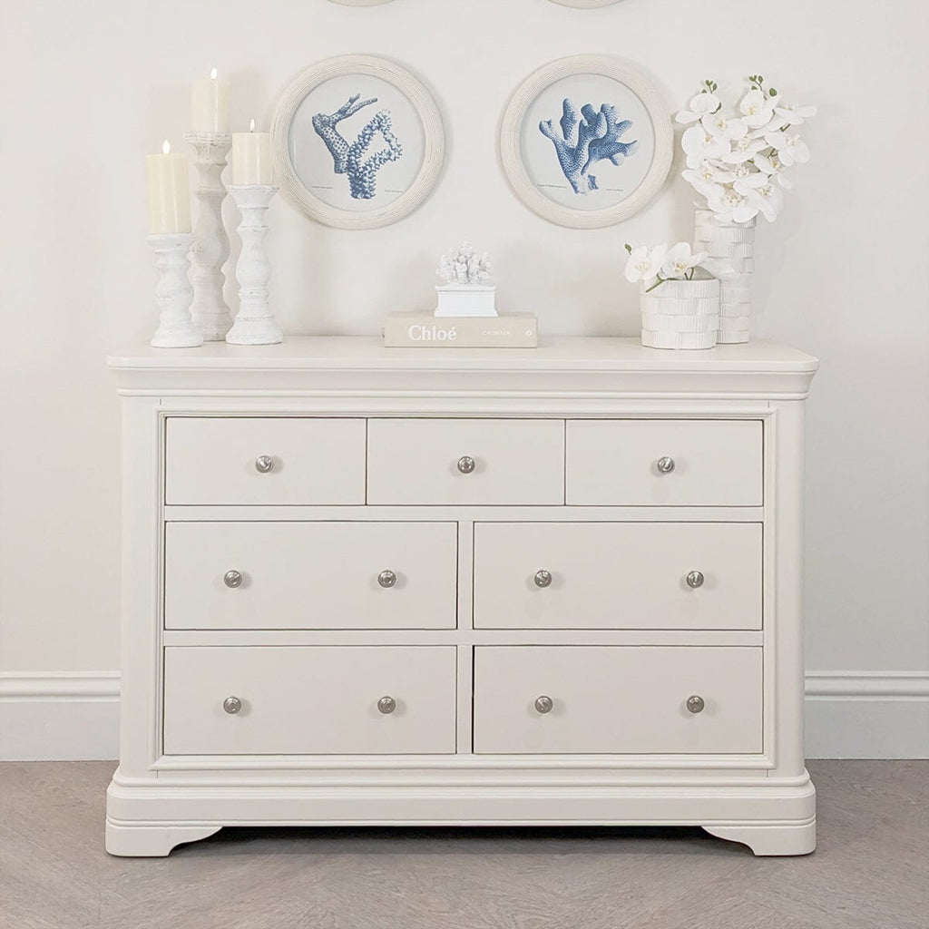 Commode à 7 tiroirs en bois blanc avec poignées argentées