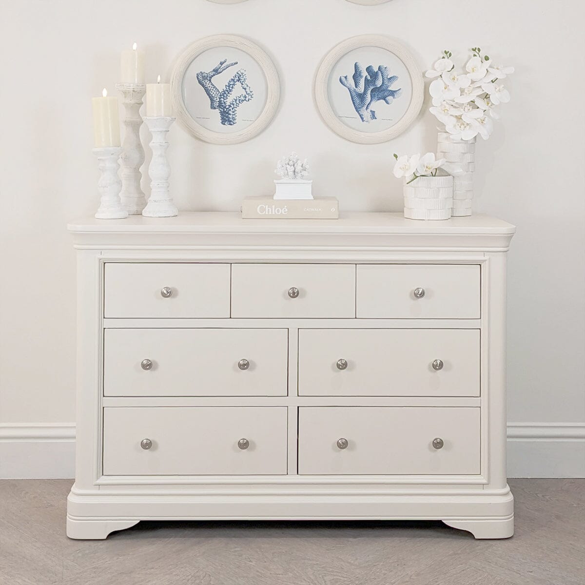 Commode à 7 tiroirs en bois blanc avec poignées argentées