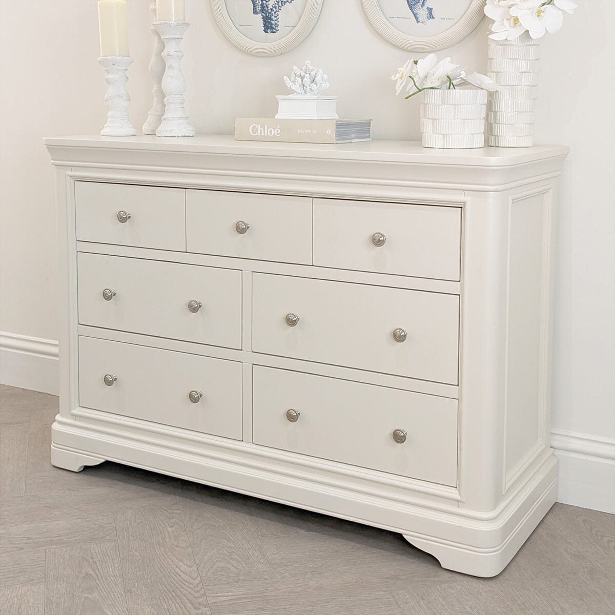 Commode à 7 tiroirs en bois blanc avec poignées argentées
