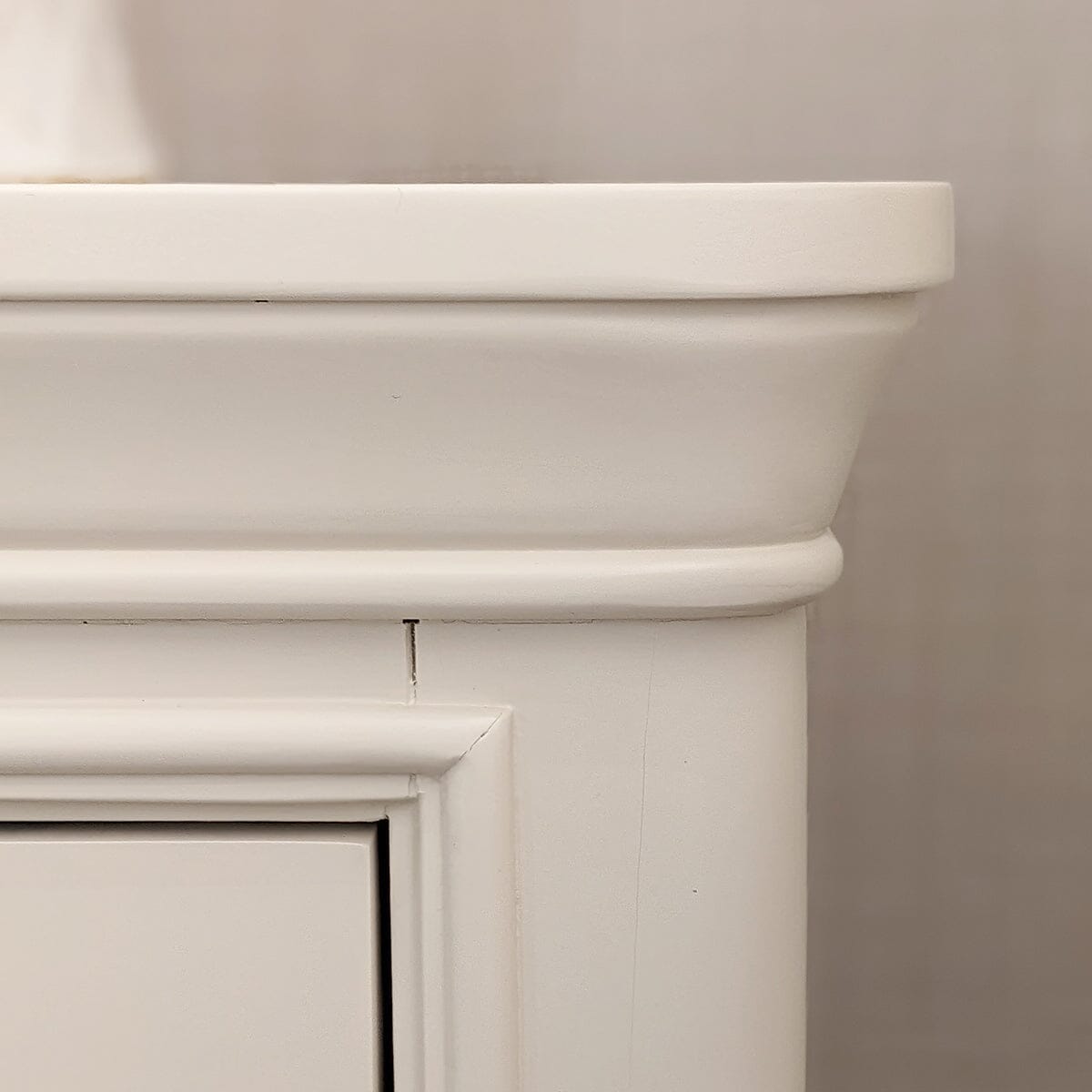 Commode à 7 tiroirs en bois blanc avec poignées argentées