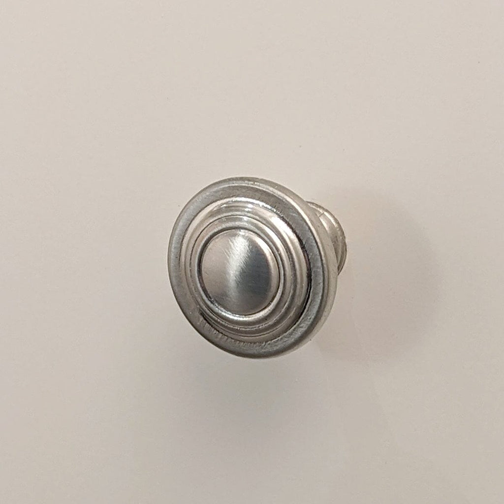 Commode à 7 tiroirs en bois blanc avec poignées argentées