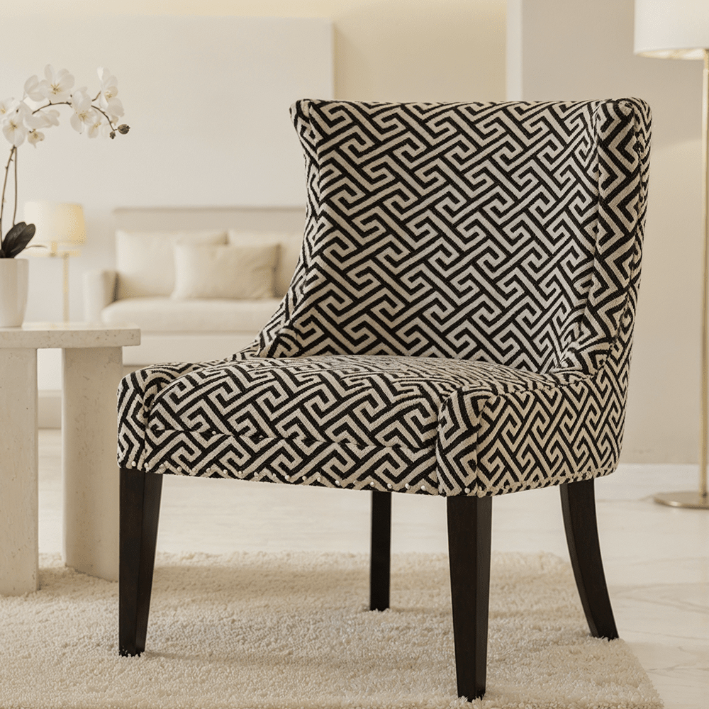 Fauteuil de salon à motifs géométriques noirs et gris avec pieds en bois