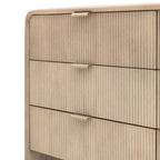 Commode 6 tiroirs en bois nervuré avec poignées dorées