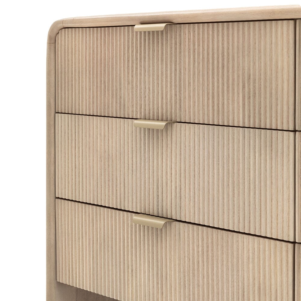 Commode 6 tiroirs en bois nervuré avec poignées dorées