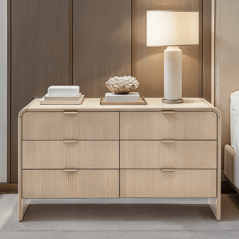 Commode 6 tiroirs en bois nervuré avec poignées dorées