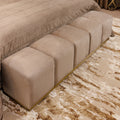 Banc rembourré en velours praline avec base dorée