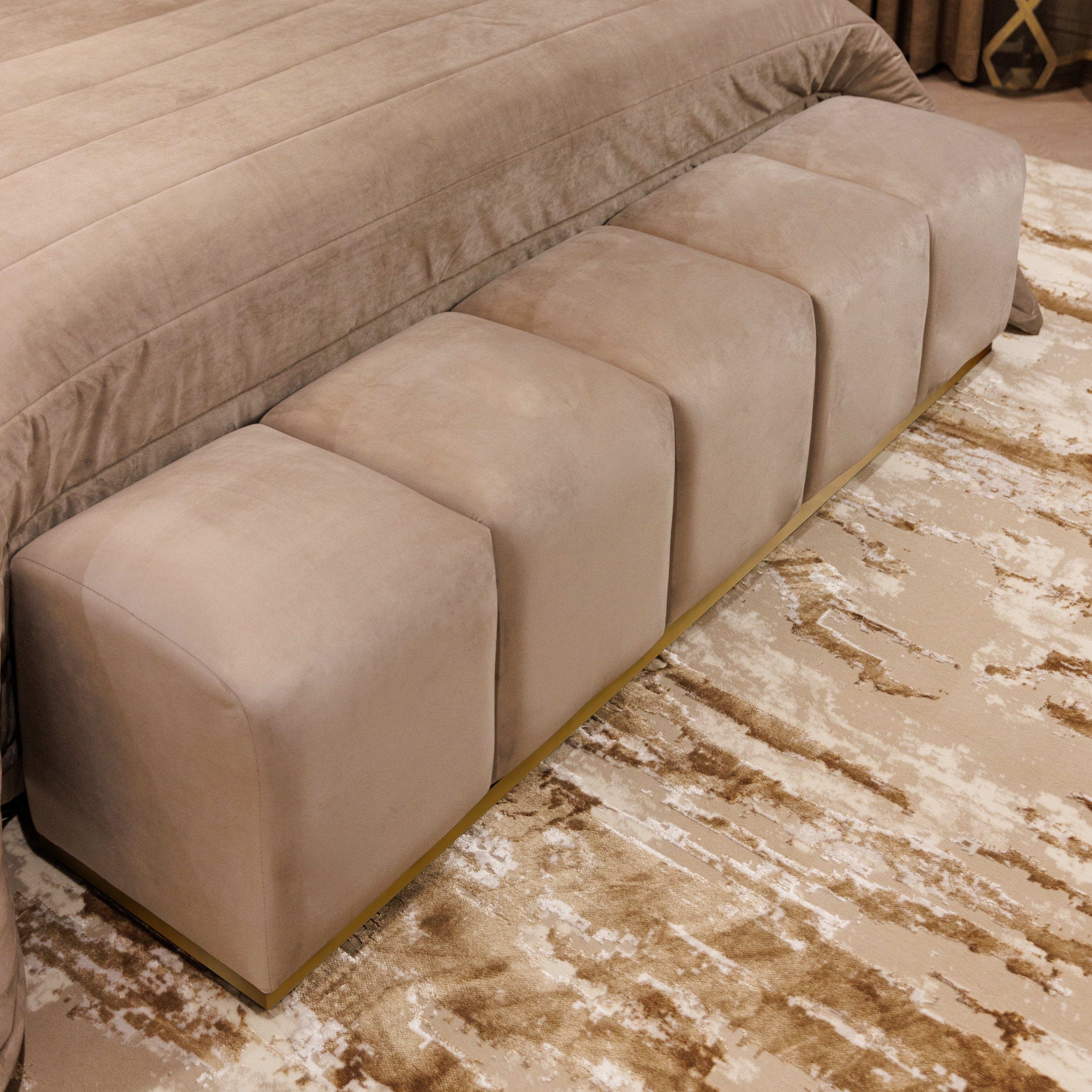 Banc rembourré en velours praline avec base dorée