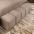Banc rembourré en velours praline avec accents argentés