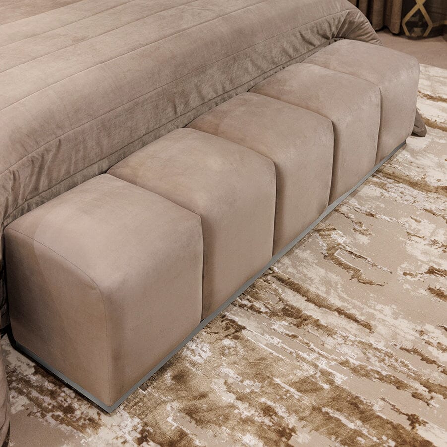 Banc rembourré en velours praline avec accents argentés