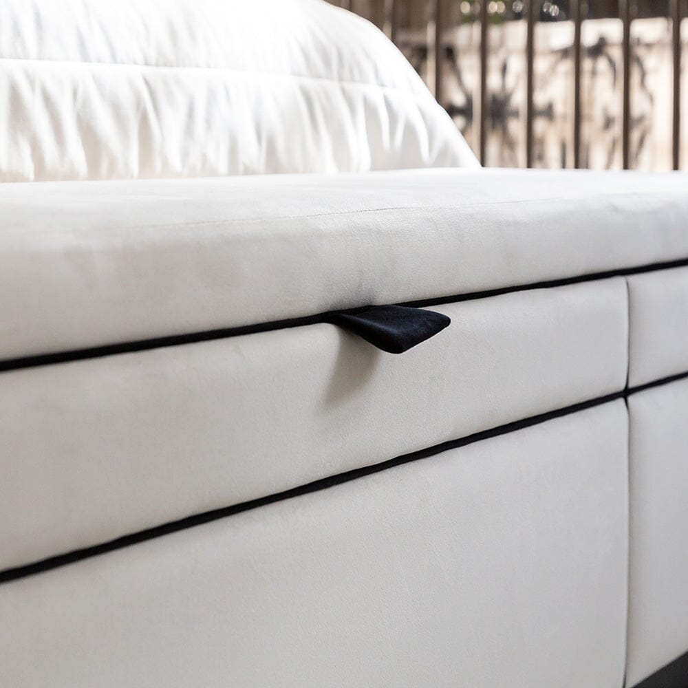 Boîte de rangement ottomane en velours passepoilé crème et noir