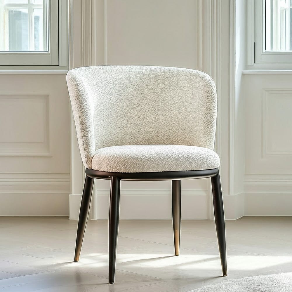 Chaise de salle à manger incurvée Off-White Boucle avec pieds noirs