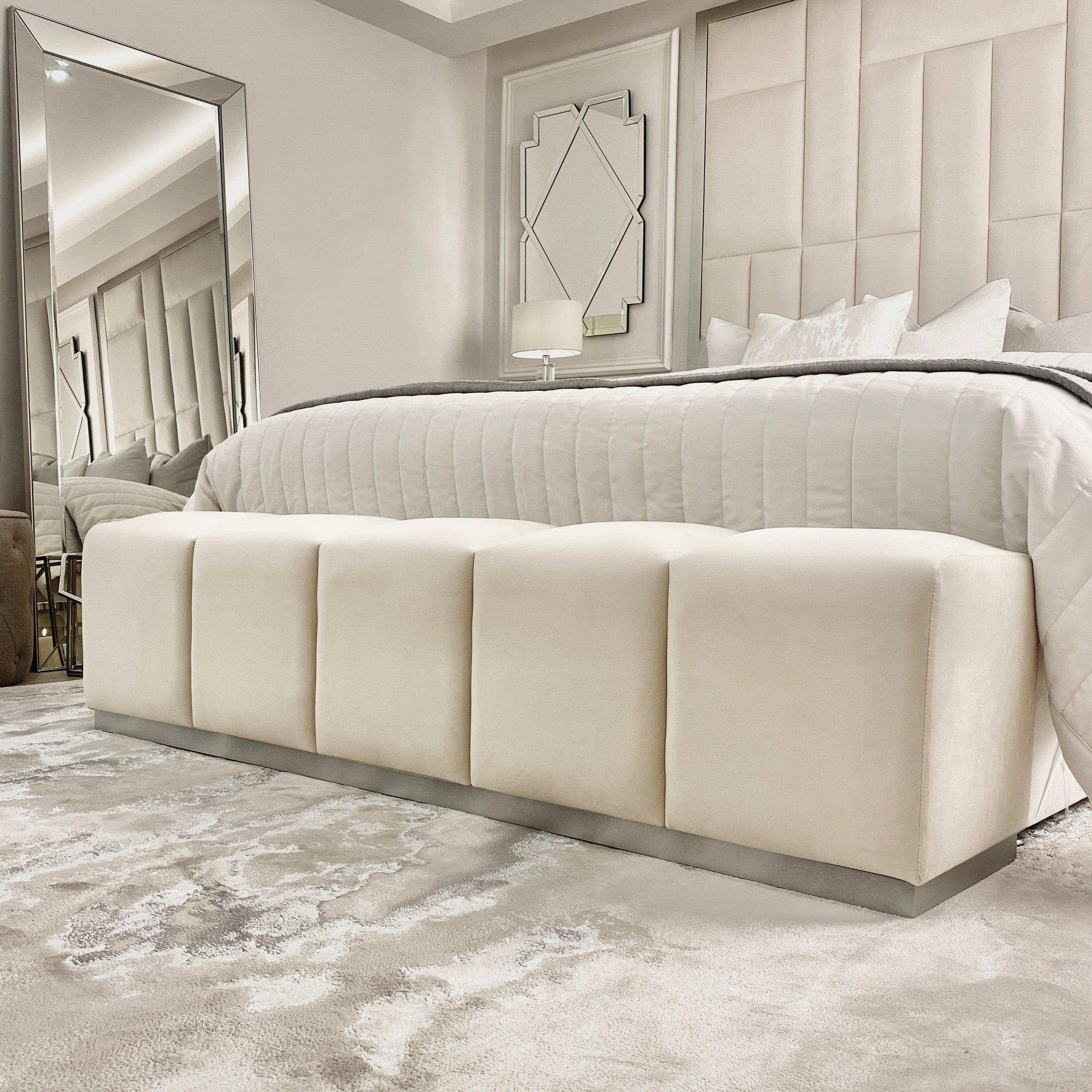 Banc tapissé en velours crème avec base argentée