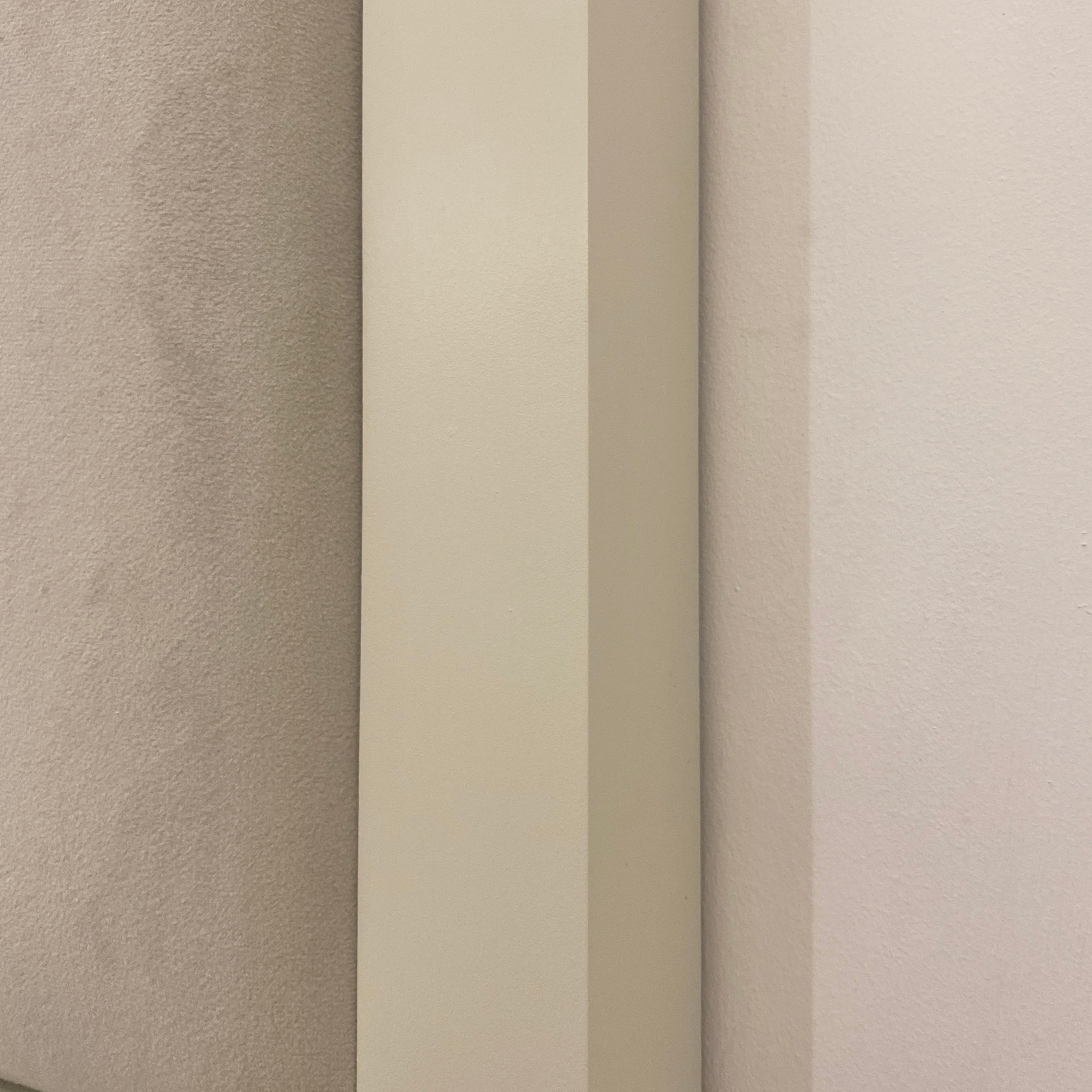Banc rembourré en velours gris pierre avec piètement doré
