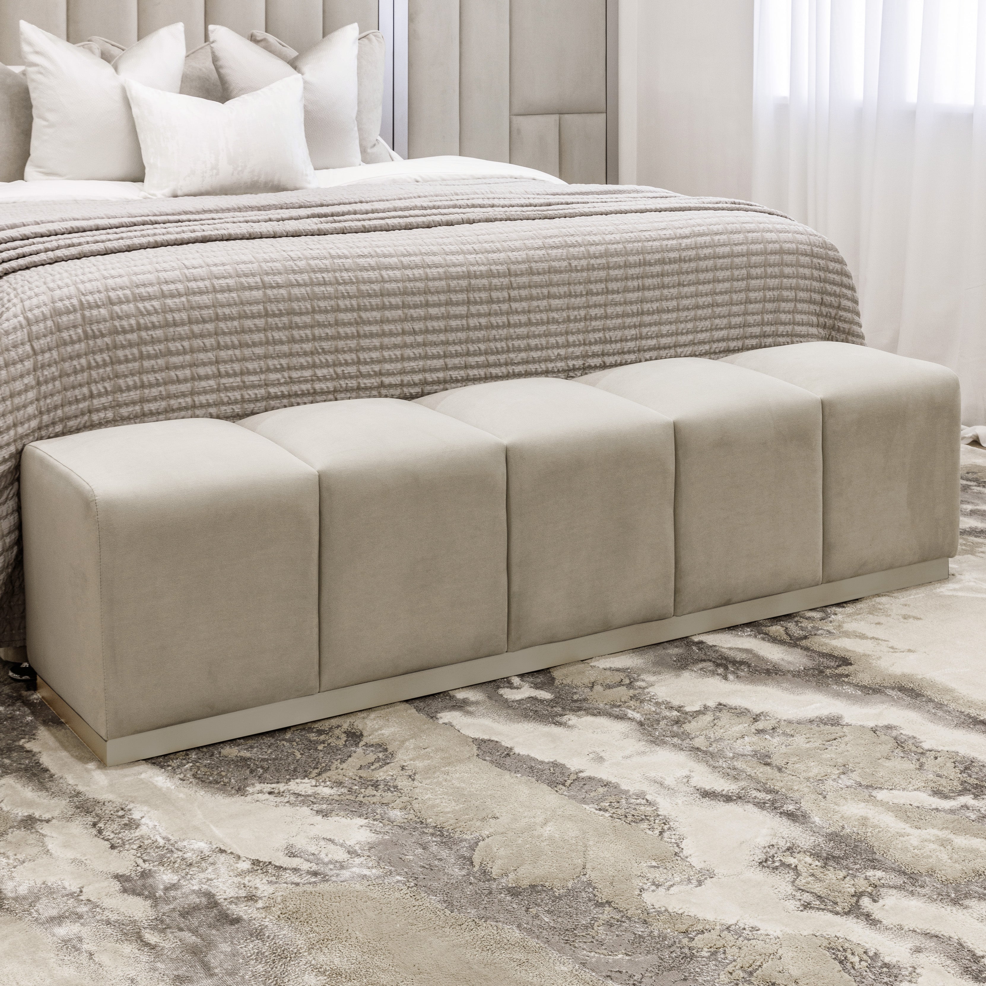 Banc rembourré en velours gris pierre avec piètement doré