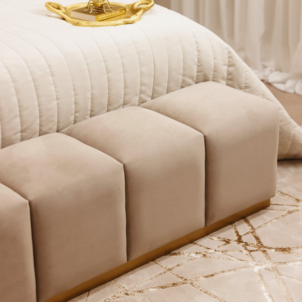 Banc rembourré en velours Vison avec base dorée