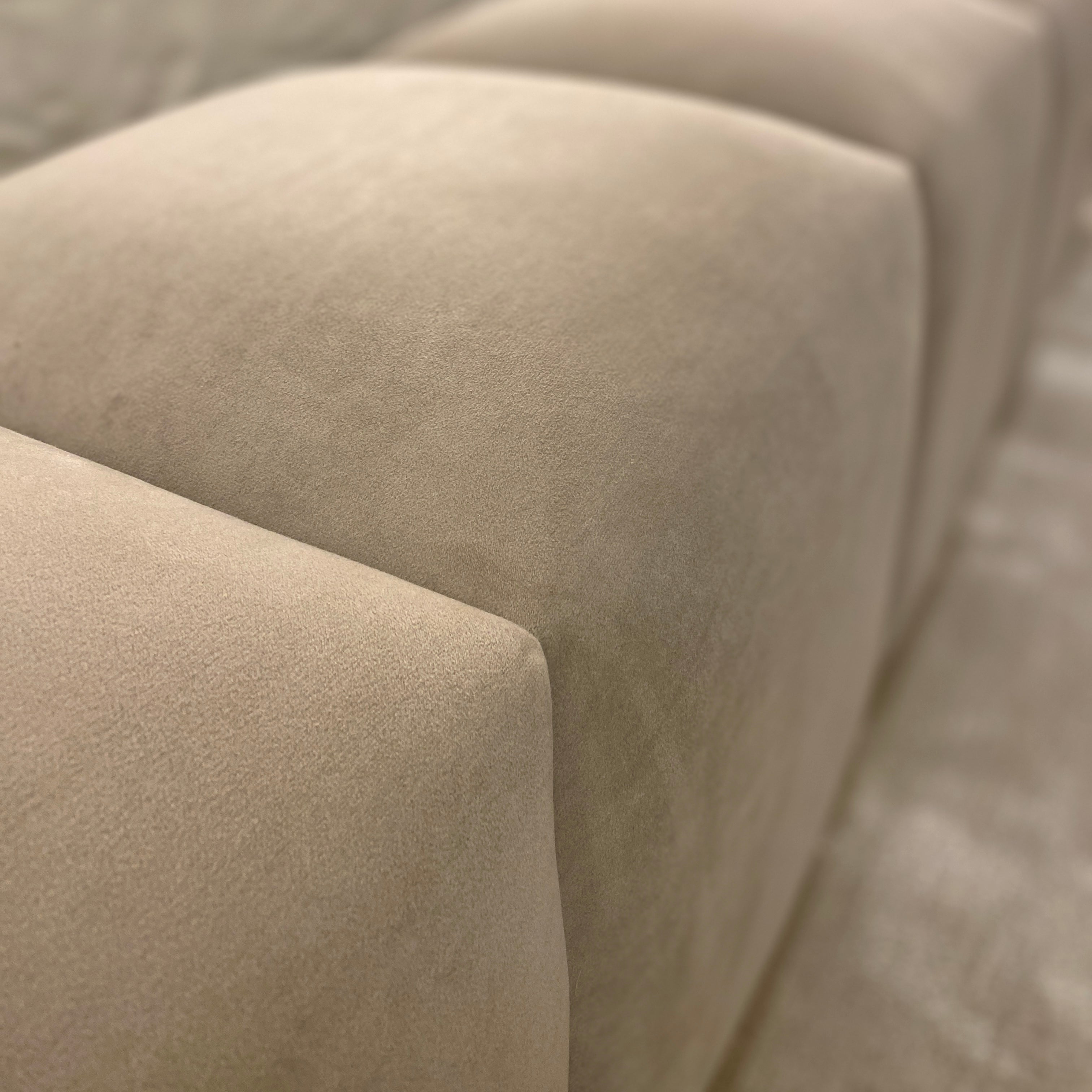 Banc rembourré en velours Vison avec base dorée