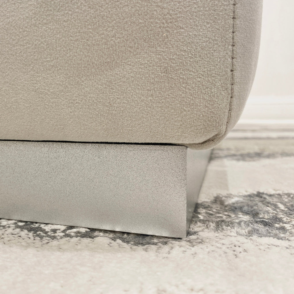 Banc rembourré en velours fumée avec base argentée